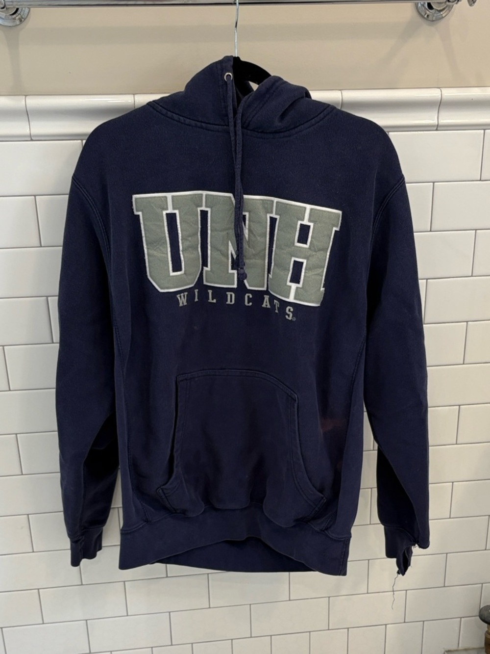 😀😀😀 UNH Wildcats Navy Hoodie Size M Distressed Faded University of New Hampshire
